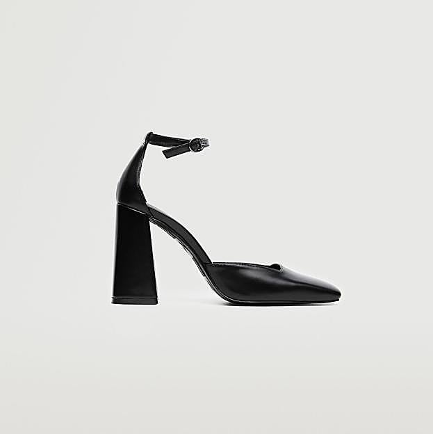 Imagen principal - 1. Zapatos negros con pulsera y punta cuadrada de la nueva colección de Mango (39,99 euros). 
