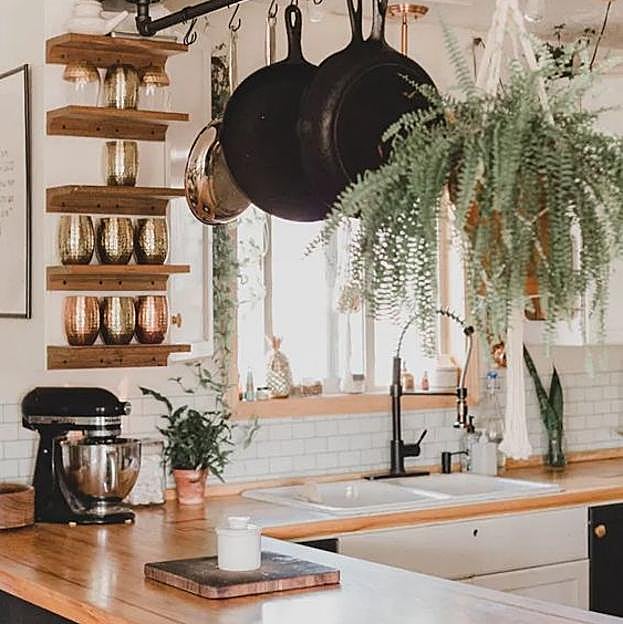 Imagen principal - Ideas bonitas y trucos fáciles de copiar para que tu cocina pequeña parezca el doble de grande