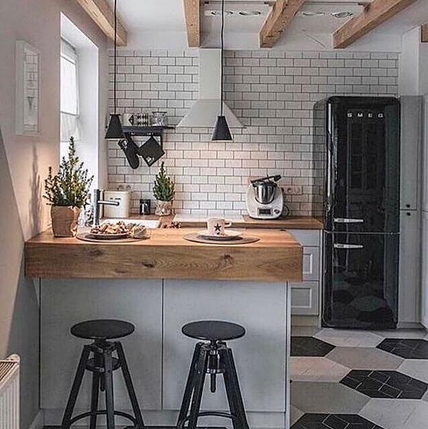 Imagen principal - Ideas bonitas y trucos fáciles de copiar para que tu cocina pequeña parezca el doble de grande