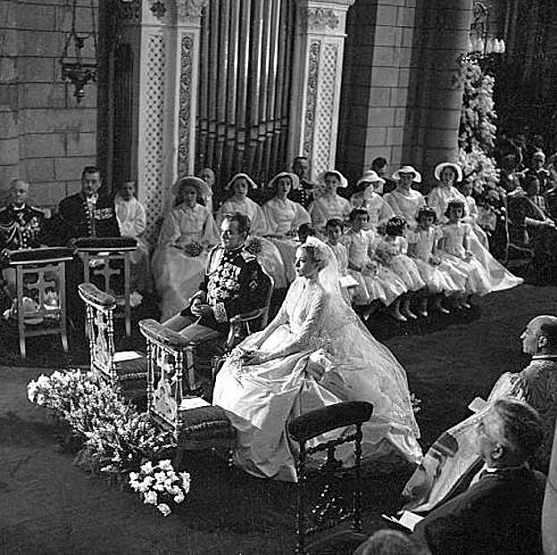 Grace llevó un traje sastre de color lila, con encaje de motivos florales, obra de la diseñadora de vestuario de la Metro Goldwyn Mayer, Helen Rose, su íntima amiga.