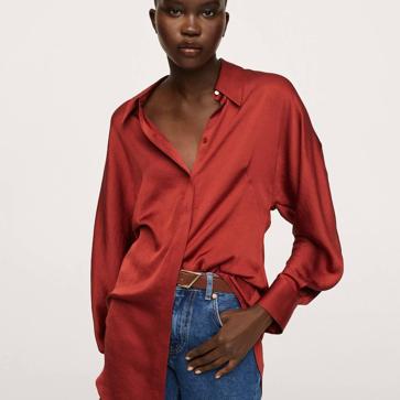 Imagen secundaria 1 - Estas son las camisas satinadas de colores rebajadas por menos de 20 euros para que tus looks con vaqueros siempre sean de 10