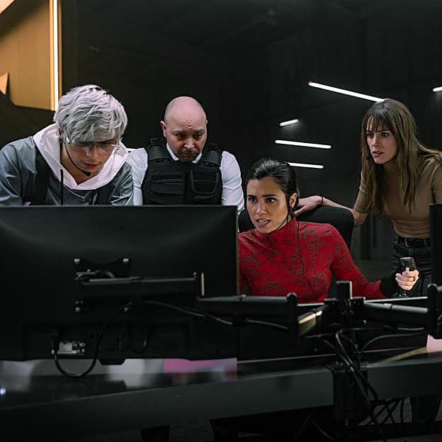 Omar Banana, Vicente Romero, Loreto Mauleón y Maggie Civantos en una secuencia de Express.