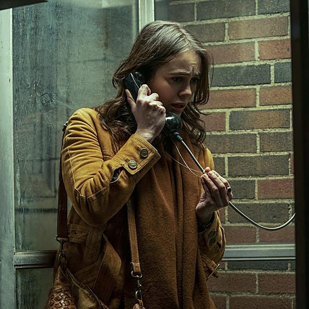 Dina Shihabi como Melody Pendras en una secuencia de Archivo 81.