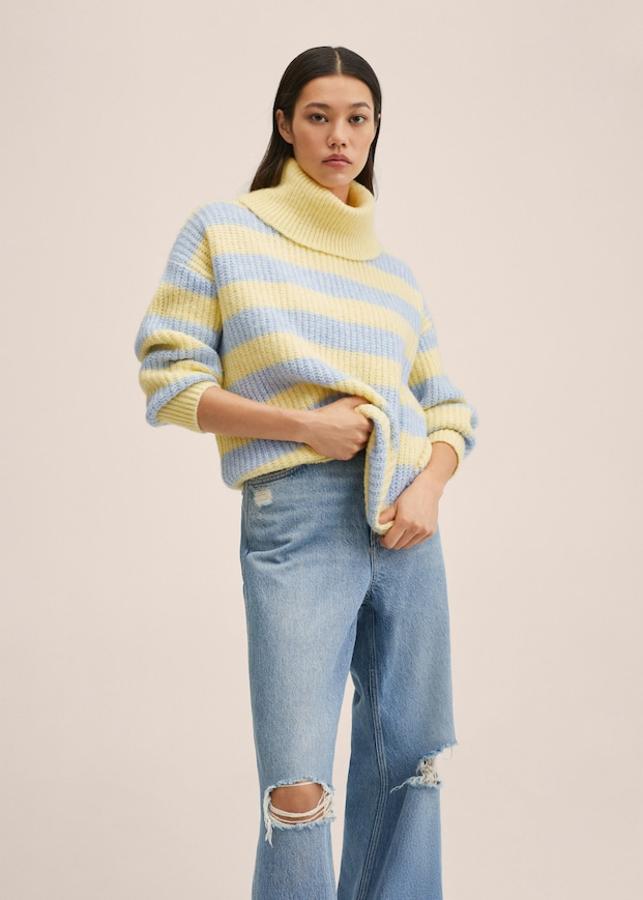 Cuello vuelto y diseño oversize para este jersey de rayas en azul celeste y amarillo pastel confeccionado en punto grueso, con diseño recto y mangas largas que podemos comprar por 39,99 euros. 