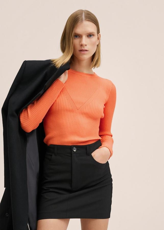 Disponible en azul, negro y naranja mandarina, este jersey de punto fino de diseño canalé entallado con cuello redondo y costuras decorativas tiene un precio de 25,99 euros. 
