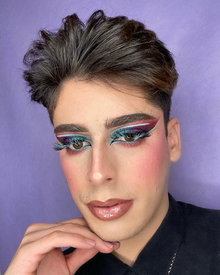 Sus maquillajes elaborados y sus directos, mostrando los paso a paso de sus recreaciones de diferentes personajes, demuestran que con paciencia y horas de trabajo puedes conseguir lo que quieras. No te pierdas sus reacciones a maquillajes y tips de otros creadores, te encantarán. 