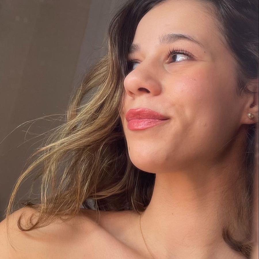 Experta en el cuidado de la piel, la creadora nos muestra los secretos y rutinas que debemos de seguir para sacar el mayor partido a nuestra piel. Nadia acerca los productos a los usuarios, mostrando rutinas acorde a todo tipo de pieles y bolsillos.