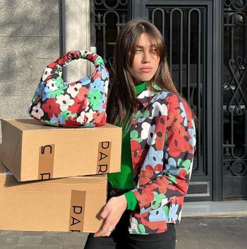 Imagen secundaria 1 - Todo Instagram tiene esta sobrecamisa estampada de Parfois porque es baratísima, favorece mucho y nos hace soñar con la primavera