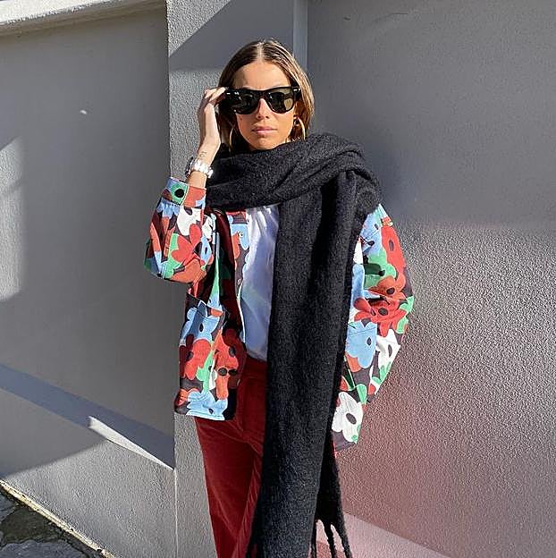 Imagen principal - Todo Instagram tiene esta sobrecamisa estampada de Parfois porque es baratísima, favorece mucho y nos hace soñar con la primavera