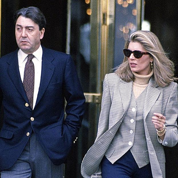 Marta Chávarri, de 28 años, casada con el marqués de Cubas, Carlos Falcó, y Alberto Cortina, de 42, casado con Alicia Koplowitz, fueron pillados saliendo juntos de un hotel de Viena.