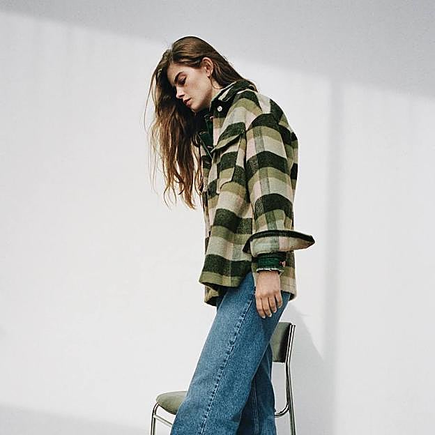 Imagen principal - Las sobrecamisas de cuadros que debes comprar en rebajas y cómo se llevan para actualizar tus looks de diario en invierno (y primavera)