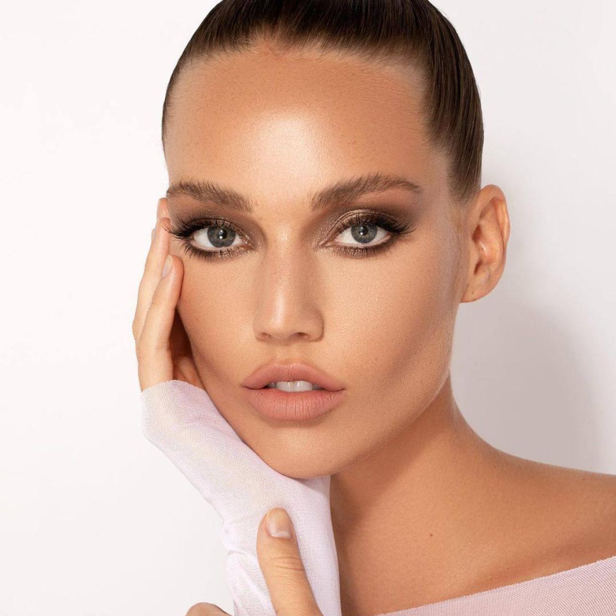 Pincha en la imagen para ver 10 bases de maquillaje de acabado natural súper ventas que lo disimulan todo: de arrugas y manchas a granitos y rojeces