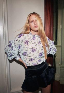 Imagen secundaria 2 - Blusas, vestidos y faldas: las prendas con estampado floral rebajadas más favorecedoras que puedes empezar a ponerte hoy mismo