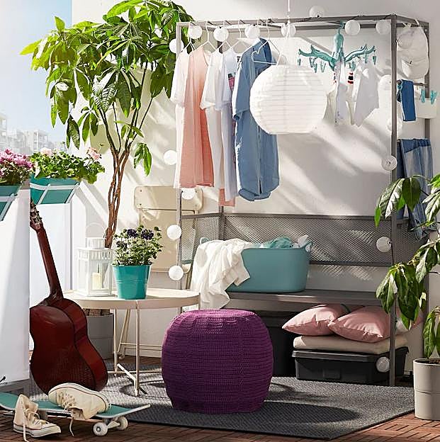 Imagen principal - El banco con pérgola para el jardín o la terraza está rebajado a 59 euros en el outlet de IKEA., la sila de comedor pasa a 39 euros y las banquetas de colores apilables, a 9 euros.