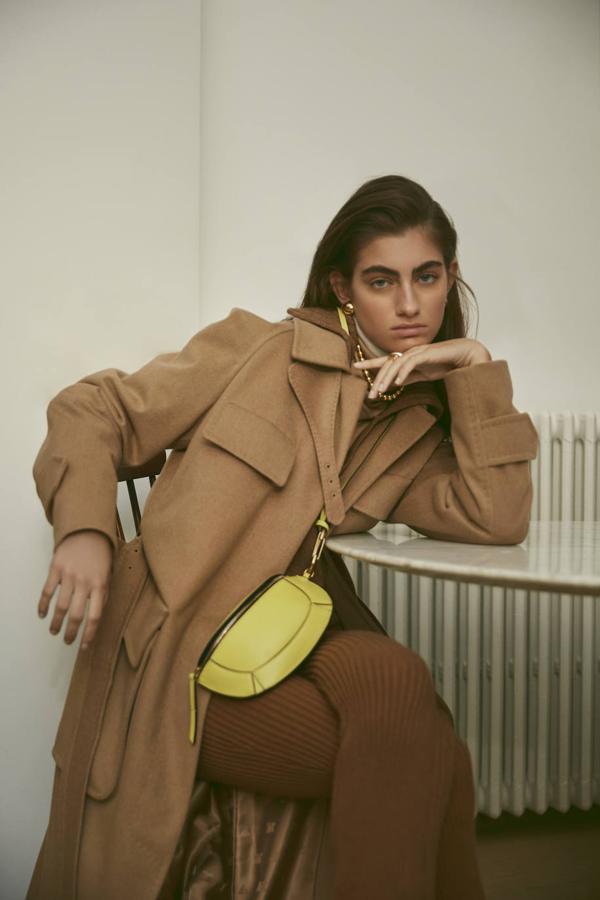 Cuellos vueltos de cachemira, de Falconeri; jersey de La Folie Santander, pantalones de Vezavena, abrigo de Max Mara, bolso de Isabel Marant, collar de Mais x Frida, sortija de oro de Rabat y pendientes vintage.