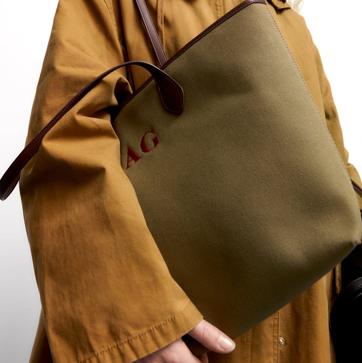 Imagen secundaria 1 - 1. Bolsos acolchados en tres colores con cadena dorada de Zara (29,99 euros). 2. Bolsos de filetro con inicilaes personalizables de Zara (19,99 euros). Botas altas de serraje con grabados estilo western de Zara (99,99 euros). 