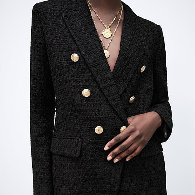 Imagen principal - 1. Ameircana clásica con doble botonadura de color dorado de Zara.(59,99 euros). Blusa blanca con lazada y botones de perla de Zara (25,99 euros). 2. Vaqueros cropped con botones laterales de Zara (29,99 euros). 