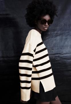 Imagen secundaria 2 - 1. Chaqueta en color azul empolvado con botones joya de Zara (29,99 euros). 2. Jersey con cuello redondo confeccionado en lana de color rosa de Zara (29,99 euros). Jersey blanco con rayas marineras de la nueva colección de Zara (29,99 euros) 