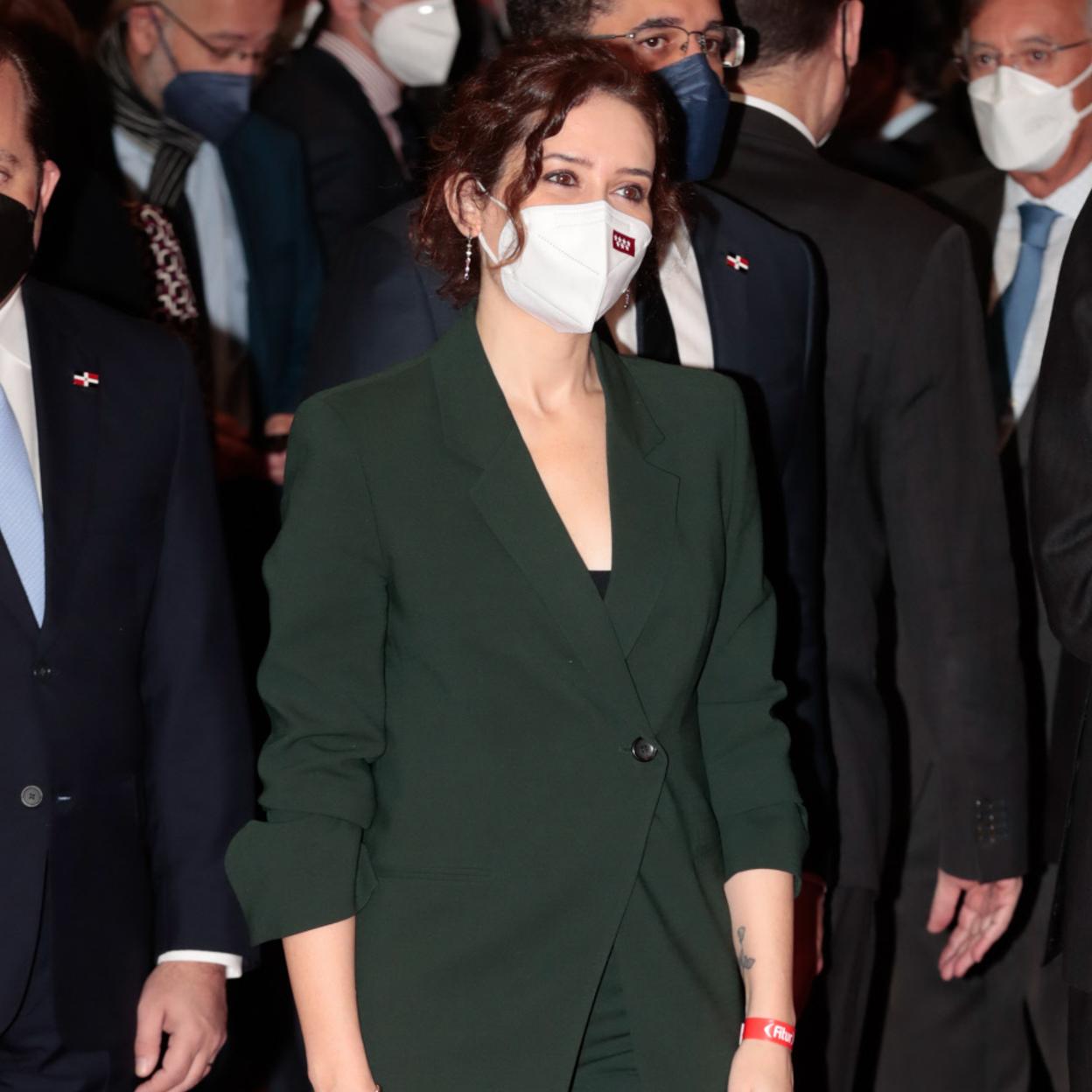 Pincha en la imagen para ver las blazers que hemos fichado para las rebajas y van a elevar cualquier estilismo con pantalones y faldas. 