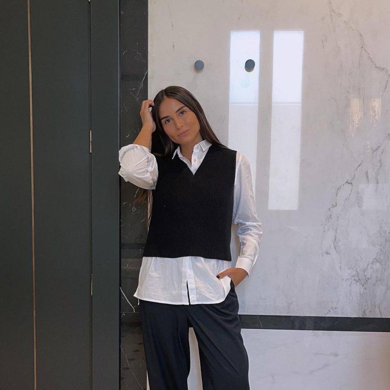 Pincha en la foto para ver los chalecos de punto de rayas más bonitos de las rebajas que son perfectos para copiar el look favorito de las famosas