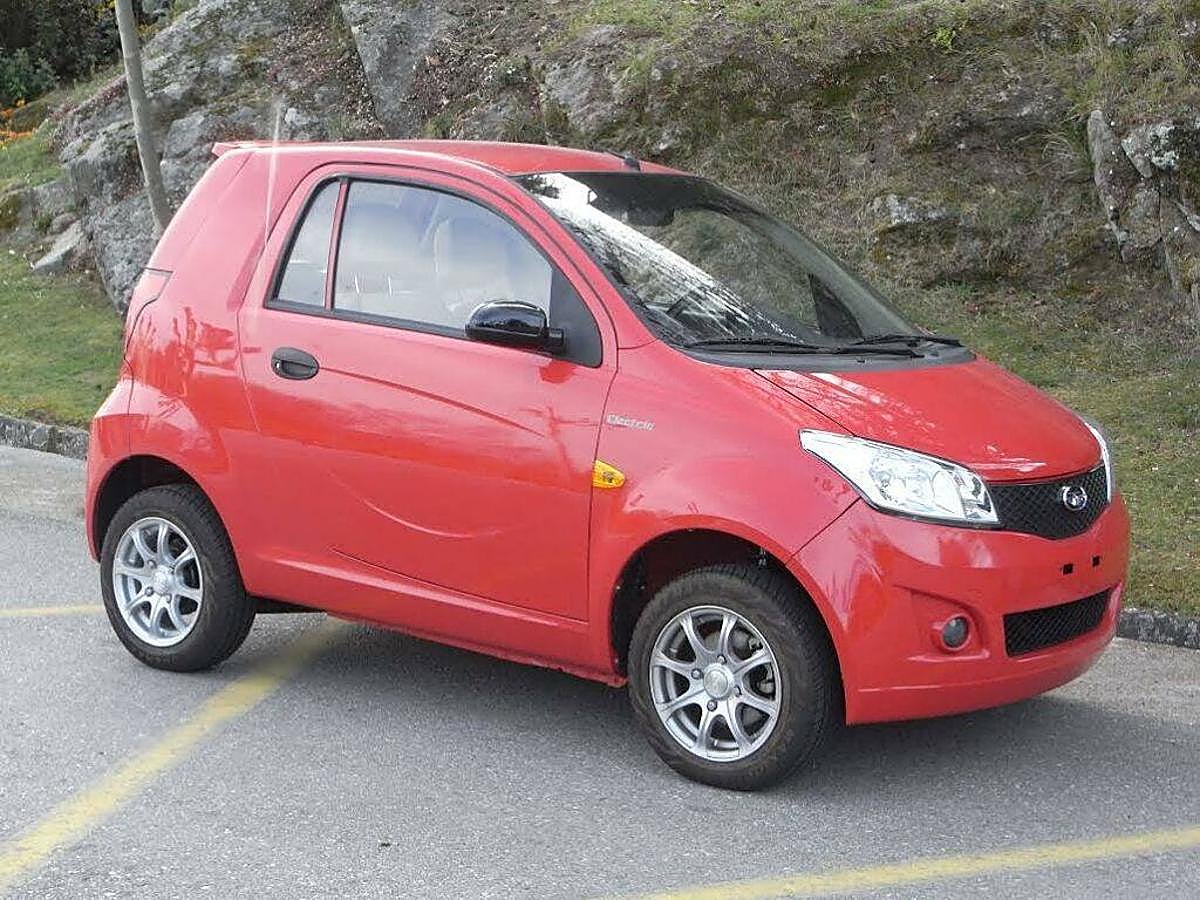 Este biplaza mide 2,90 metros de largo y su autonomía alcanza los 100 kilómetros. Con dirección asistida de serie, tiene opcionales el aire acondicionado o el airbag para el conductor. A partir de 8.500 €.