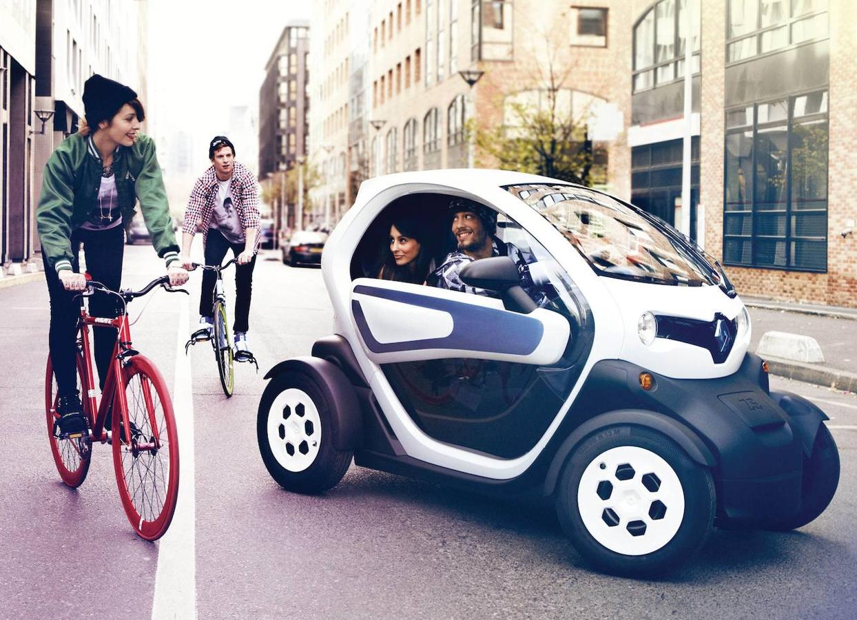 Pionero de este grupo, lleva 10 años en el mercado con su peculiar configuración para dos pasajeros. Mide 2,33 metros de largo y 1,23 de ancho, con autonomía de 100 km y recarga en 3,5 horas. Desde 11.855 €.