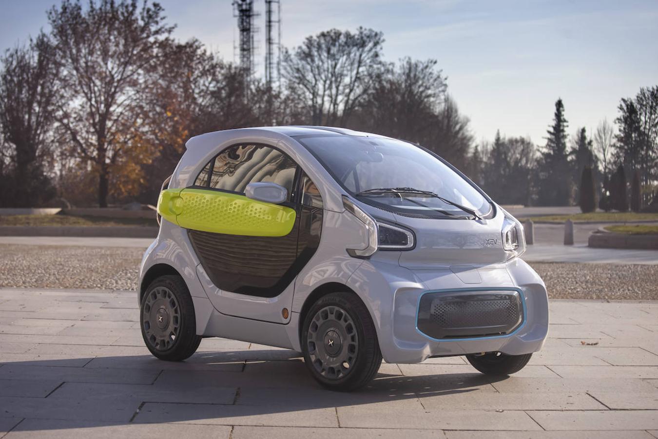 Diseñado en Italia y fabricado en China, mide 2,53 metros de largo y 1,50 de ancho. Sus baterías son intercambiables para recargarlas en casa, proporcionan una autonomía de hasta 150 kilómetros y tiene aire acondicionado y ABS. Su precio de partida es de 12.690 €.