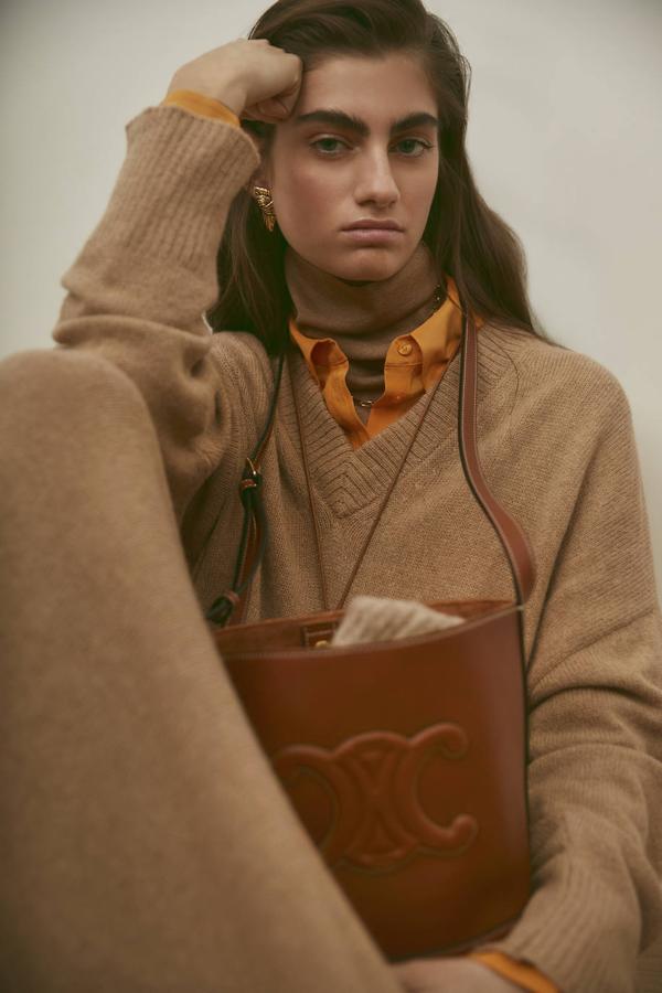 Vestido de Cordera, camisa de Mirto, jersey de Falconeri, bolso de Celine, cadena corta de Deassín, cadena larga de Hermès y pendientes dorados de Mytheresa.