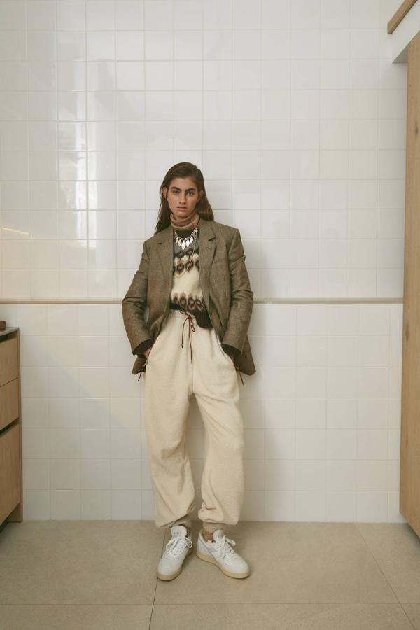 Jersey de lana y chaqueta Tournon, ambos de Celine; jersey de Falconeri, pantalón de Loewe, calcetines de Calzedonia, zapatillas de Diadora y collar de Aurélie Bidermann.