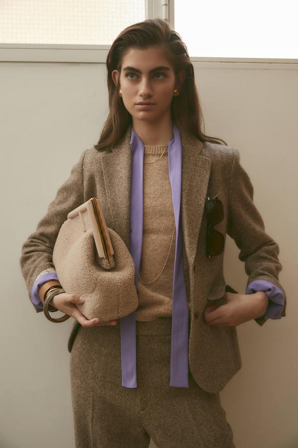 Traje de Uniqlo, chaleco de Laia Alen, camisa de Prada, bolso First de Fendi, gafas de Persol, cadena fina de Aristocrazy, cadena larga de Aurélie Bidermann, pendientes de Rabat, pulsera dorada de Deassín y pulseras de piel, de Hermès.