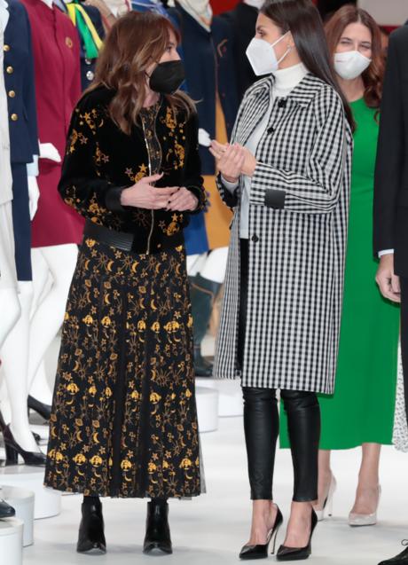 Imagen - La Reina Letizia, con abrigo gabardina de cuadros de mirto, charla con la diseñadora Teresa Helbig en FITUR.