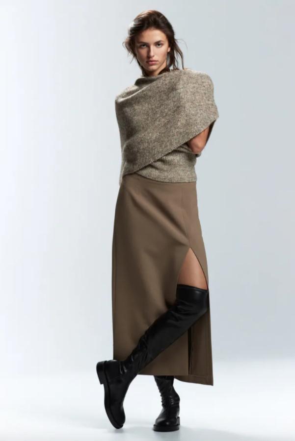 Con bajo con abertura en delantero y tiro alto, esta falda midi de Zara en color visón costaba 39,95 euros y ahora está disponible entre las tallas XS y XXL por 12,99 euros. 