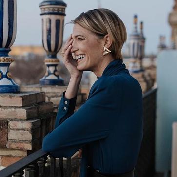 Imagen secundaria 1 - El cambio de look radical de Laura Sánchez: corta por lo sano y pasa de media melena al pixie tendencia que más rejuvenece