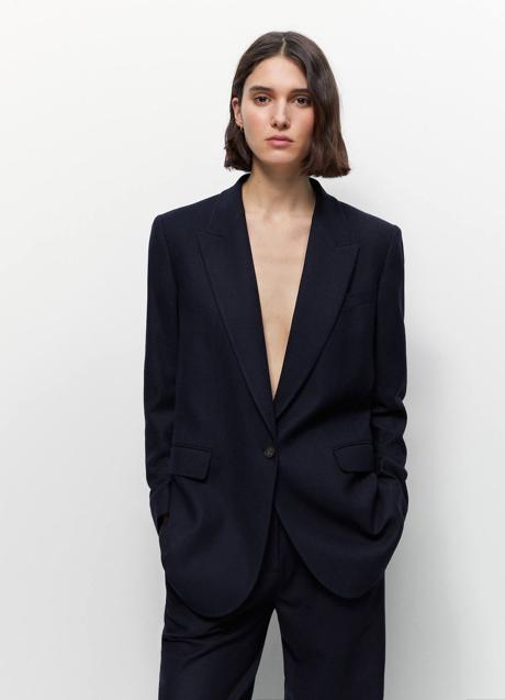 Imagen - El modelo azul marino tiene un cierre de un solo botón