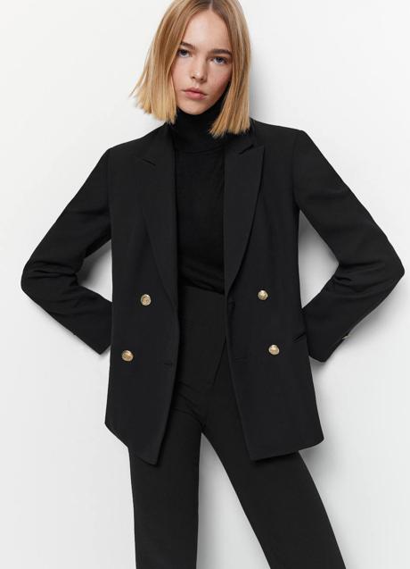 Imagen - La americana negra tiene puños abotonados