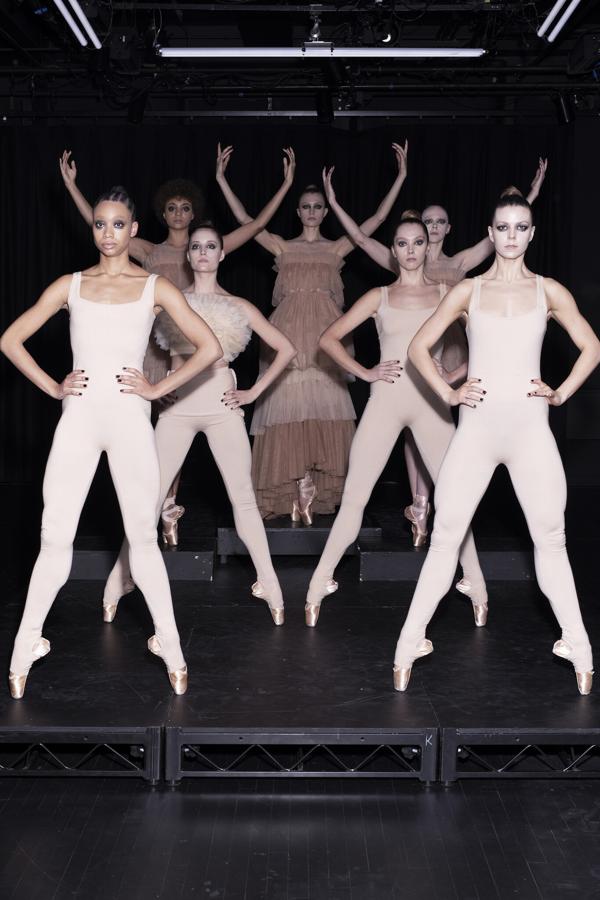 No falta el color nude con piezas como un mono de punto (29,95 euros), un vestido del tul (59,95 euros) y un crop top de flores (22,95 euros).