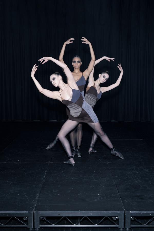Este vestido de escote pico y tirantes finos con aplicación joya (59,95 euros) es uno de los favoritos.
