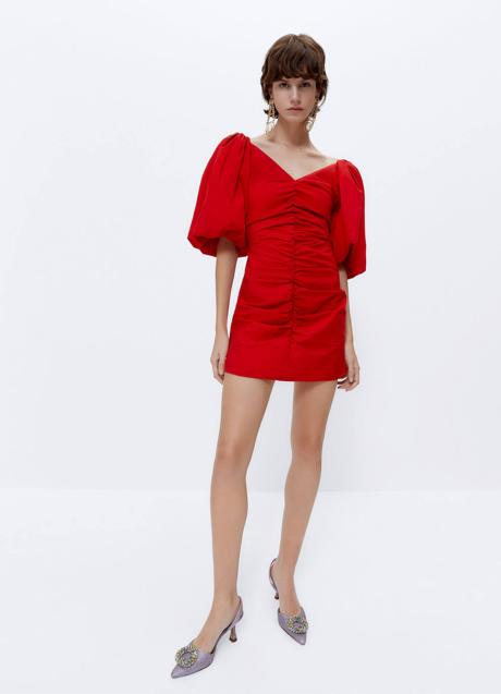 Imagen - El vestitdo es de tafeta en color rojo