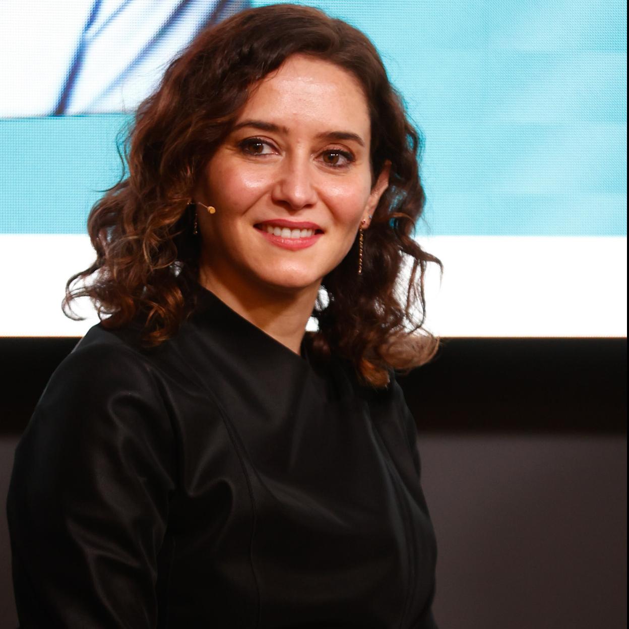 Pincha en la imagen para ver las faldas midi que puedes comprar por menos de 20 euros y te puedes poner hasta que llegue el verano.