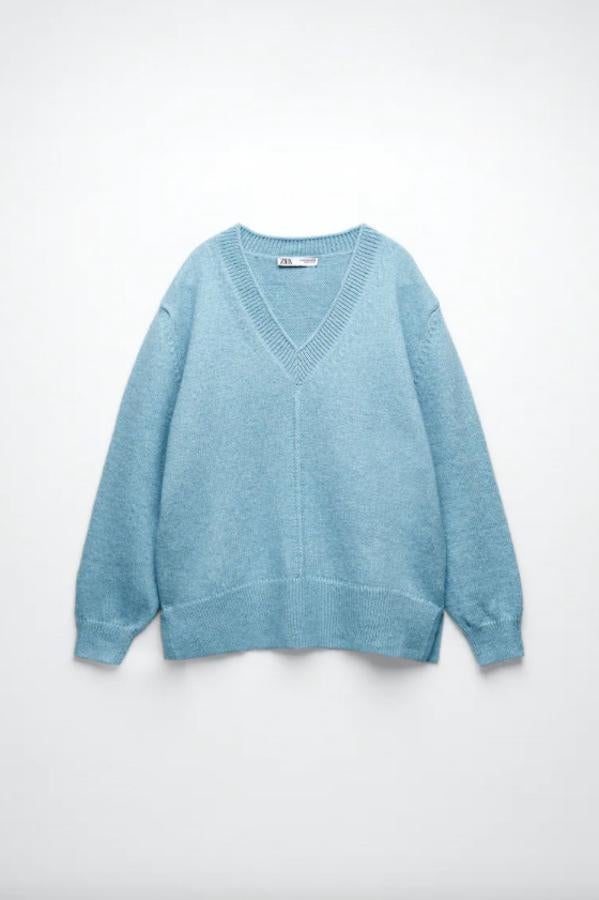 En azul claro, con cuello de pico y mangas largas, este jersey de punto con bajo asimétrico con aberturas laterales podemos comprarlo por 29,95 euros. 