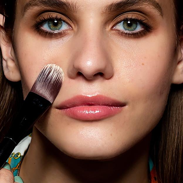 Qué brochas y pinceles necesitas para un maquillaje de acabado profesional en casa, según este maquillador profesional