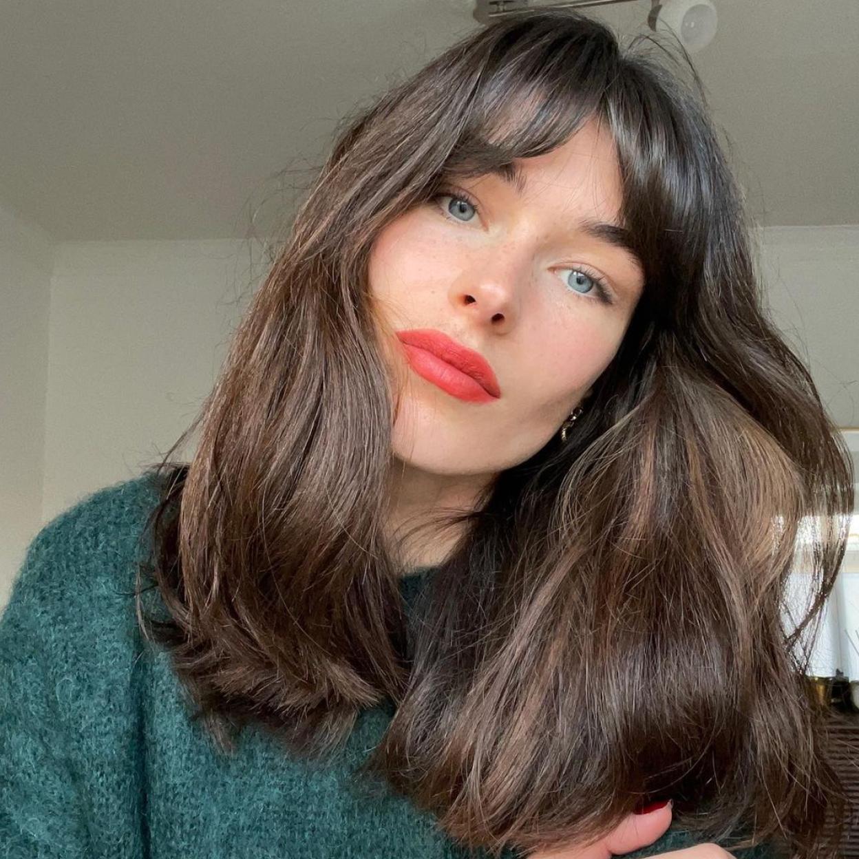 Pincha en la imagen para ver 10 bases de maquillaje de acabado natural súper ventas que lo disimulan todo: de arrugas y manchas a granitos y rojeces