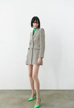 Imagen secundaria 2 - 1. Americana de tweeed en verde y blanco de Zara (49,99 euros). Blazer en color crudo con botones dorados de H&M (59,99 euros). Americana larga con estampado de cuadros de Zara (59,99 euros). 