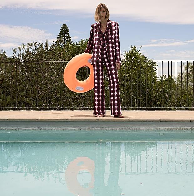 Imagen principal - 1. Americana con estampado geométrico de Zara (69,99 euros). Blazer de lana con estampado de pata de gallo en color verde y marrón de Mango (79,99 euros). 3. Americana larga de tweed en color burdeos de Zara (69,99 euros). 