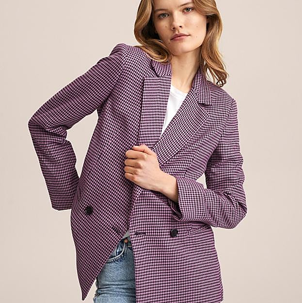 Imagen principal - 1. Americana con estampado de cuadros rosas de Mango (49,99 euros). 2. Blazer con estampado de cuadros en verde y negro de Mango (59,99 euros). 3. Americana con estampado de cuadros vichy en azul y blanco de Sfera (39,99 euros). 