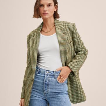 Imagen secundaria 1 - 1. Americana con estampado geométrico de Zara (69,99 euros). Blazer de lana con estampado de pata de gallo en color verde y marrón de Mango (79,99 euros). 3. Americana larga de tweed en color burdeos de Zara (69,99 euros). 