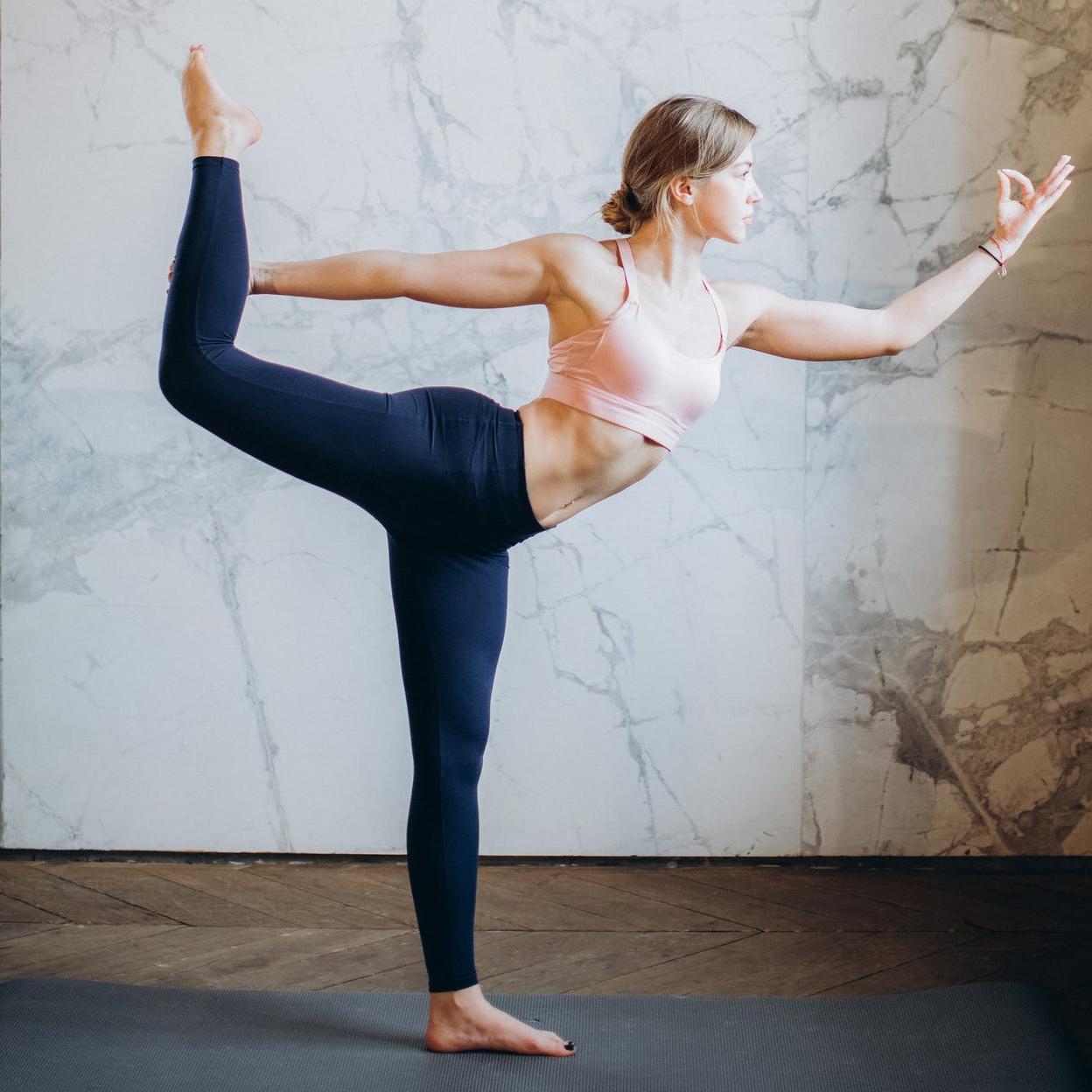 Natarajasana (o postura del bailarín): cuida tu columna mientras tratas el estrés