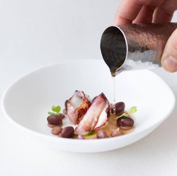 Imagen secundaria 1 - Jesús Sánchez: «La crítica gastronómica es importantísima y las estrellas Michelin, un sueño. Pero nada es tan valioso como el reconocimiento del público»