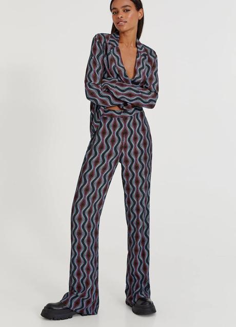 Imagen - Los pantalones con ondas psicodélicas están confeccionados con viscosa