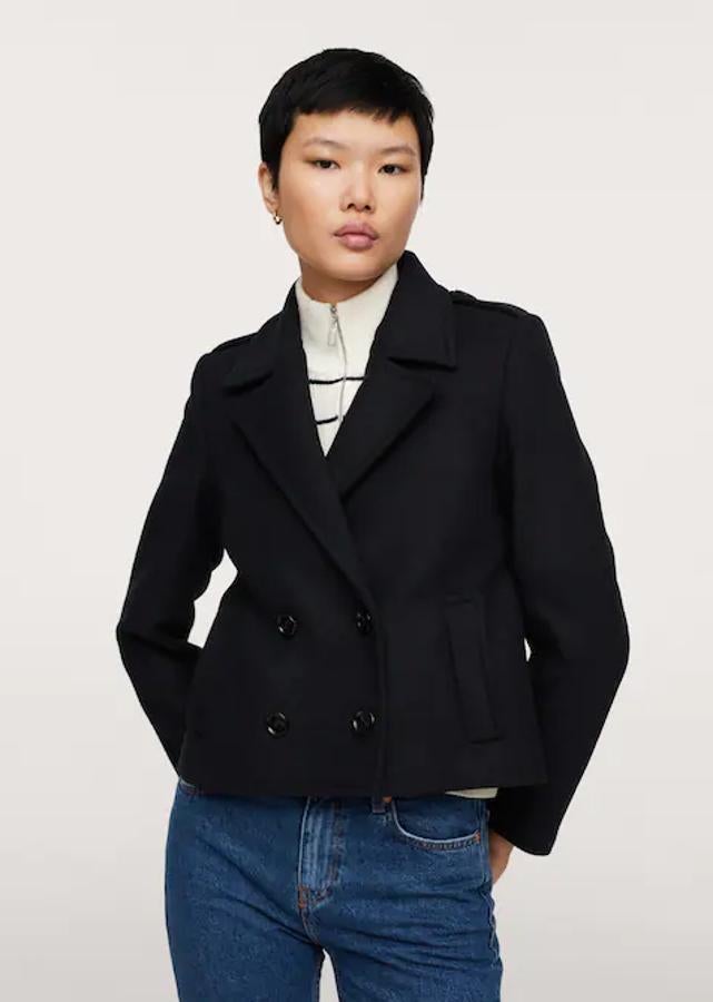 En color negro, con cuello de pico con solapa y dos bolsillos laterales, esta chaqueta cropped de Mango en color negro con cierre de doble botonadura a tono está disponible entre las tallas S y XL y de 69,99 euros ha pasado a costar 39,99 euros. 